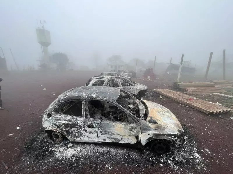 Carros foram queimados na comunidade. – Foto: Willian Ricardo/ND/reprodução