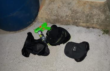 Objetos deixados pelos assaltantes após fugirem do local do crime.