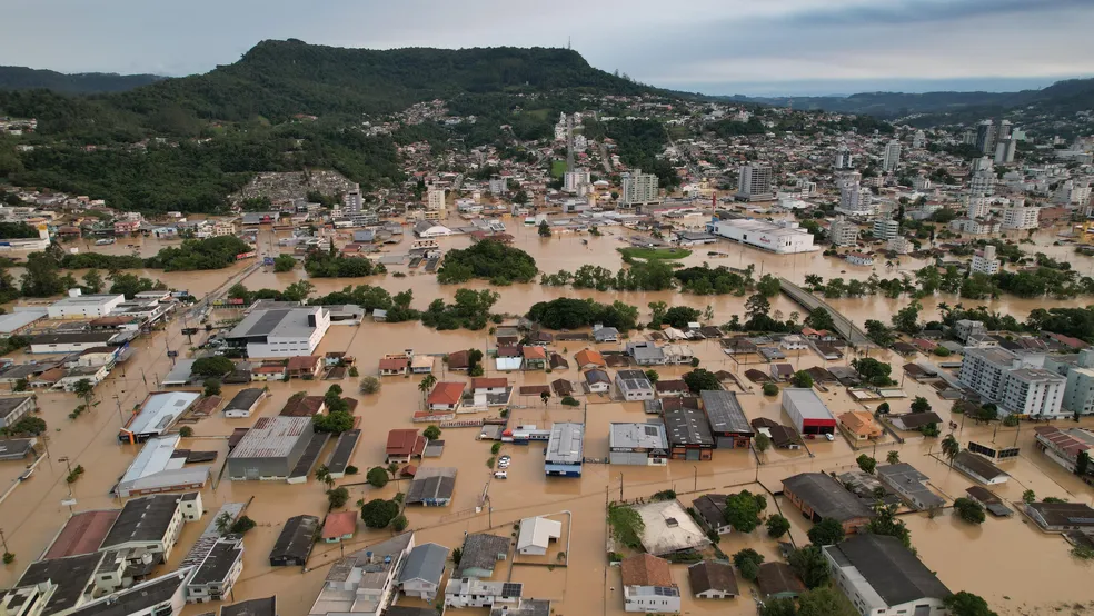 Vista aérea de Rio do Sul, uma das cidades mais afetadas pelo desastre climático — Foto: Adriano da Nahaia/NSC TV