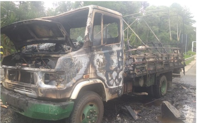 Mercedes Benz/709 cou totalmente destruído pelas chamas.