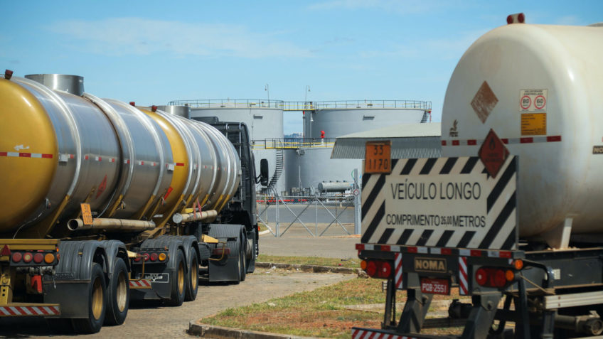 Distribuidoras de combustivel da Petrobras. Gasolina, caminhão tanque, caminhoneiros, paralizacao. Foto: Sérgio Lima/Poder 360