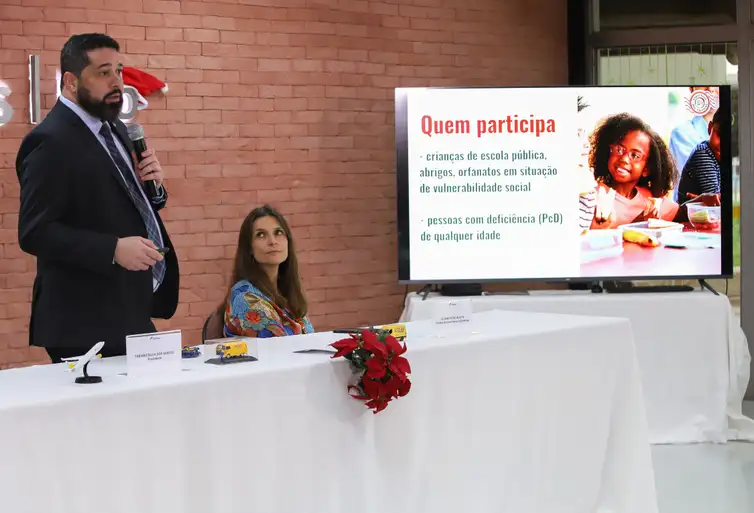 O presidente dos Correios, Fabiano Silva dos Santos, e a diretora de Governança e Estratégia da estatal, Juliana Picoli Agatte, mostram quem forma o público-alvo da campanha, que é realizada há 34 anos - Foto: Antonio Cruz/Agência Brasil