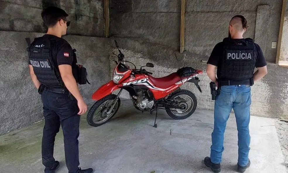 Motociclista investigado por amedrontar e apalpar nádegas de mulheres em 4 cidades de SC é preso — Foto: Polícia Civil/Divulgação