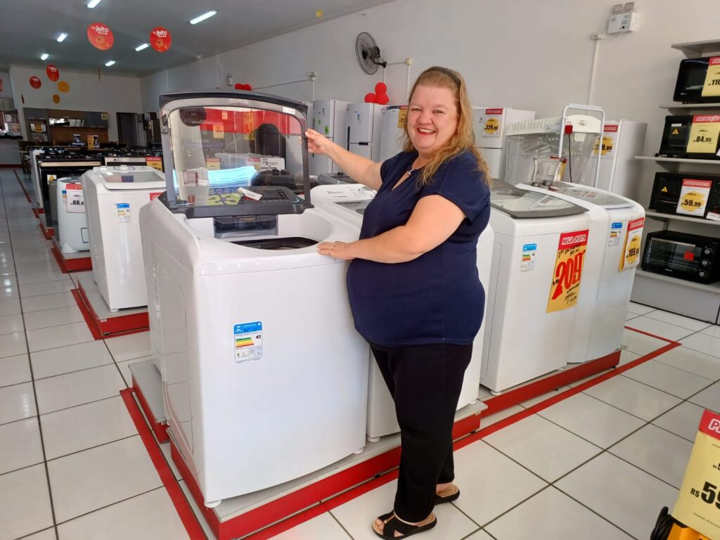 Ganhadora com a lavadora de roupas automática escolhida