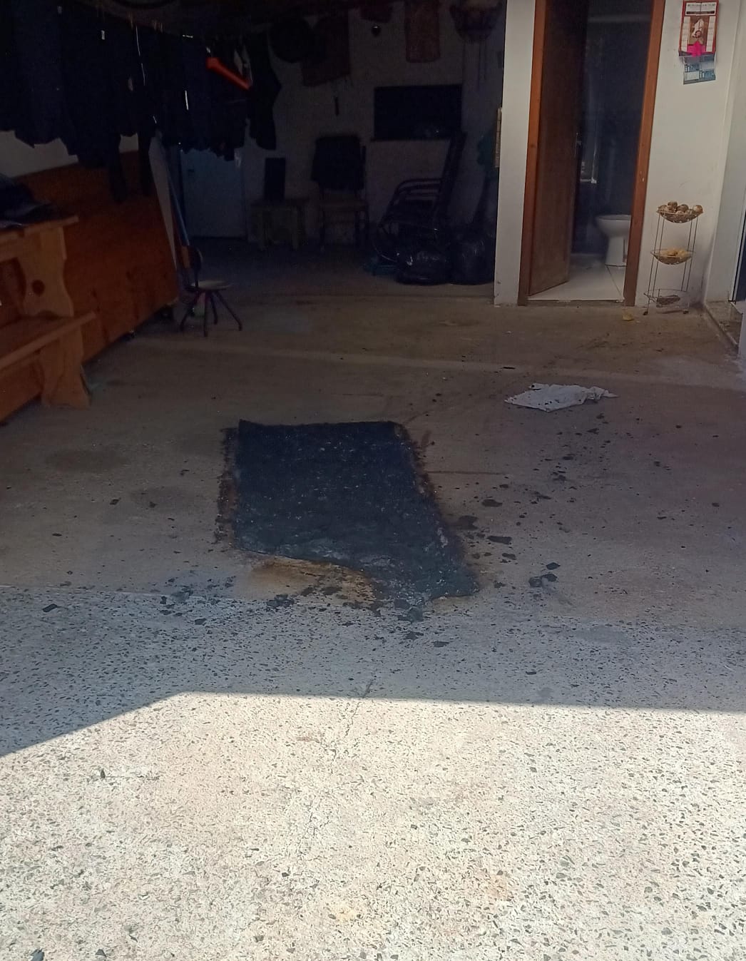 Colchão que pegou fogo, retirado da residência pelos bombeiros