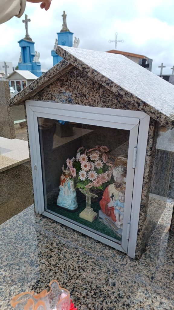 Porta da capelinha com as laterais de alúminio