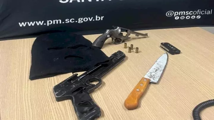 Criminosos armados armados renderam o ônibus em Lages – Foto: PMSC/Divulgação