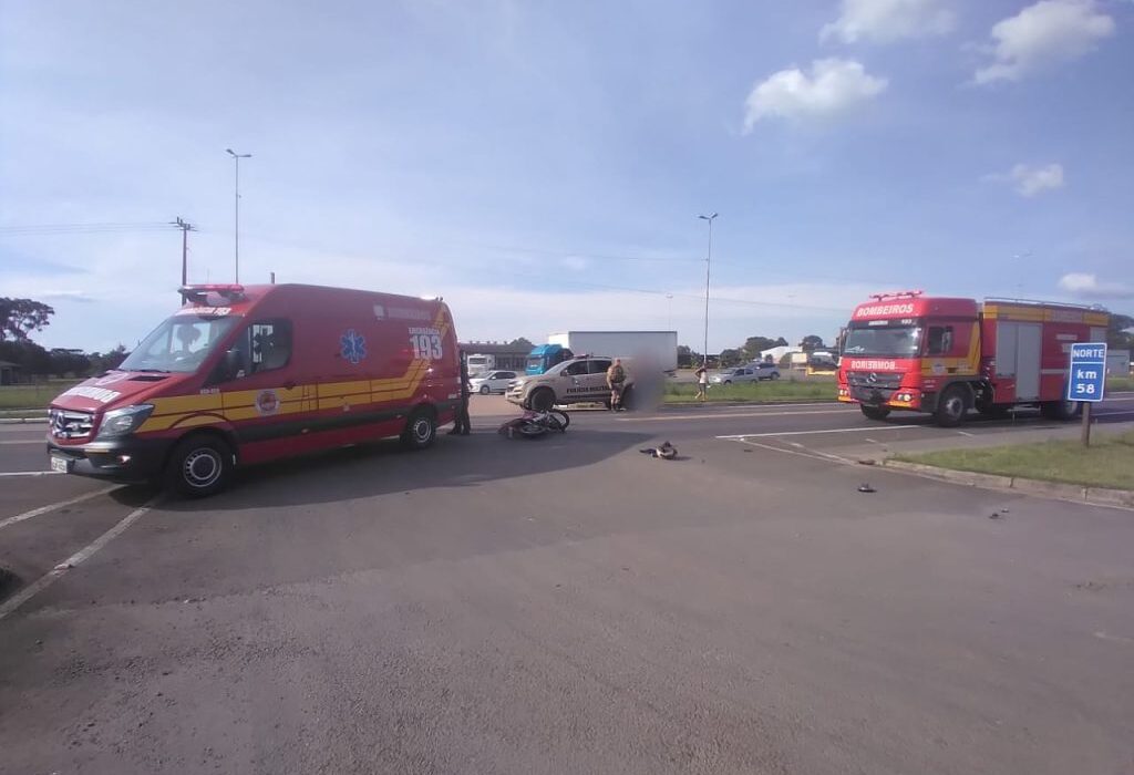 Acidente na BR 116 envolveu uma motocicleta e um caminhão; porém, quando os bombeiros chegaram, o caminhão não estava mais no local/Divulgação/Bombeiros
