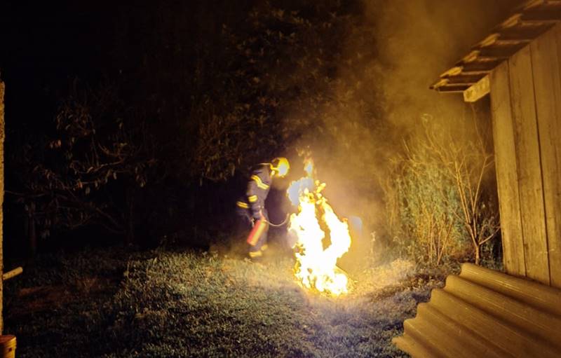 Bombeiros utilizaram um extintor de pó químico seco para extinguir o fogo — Foto: CBMSC / Divulgação