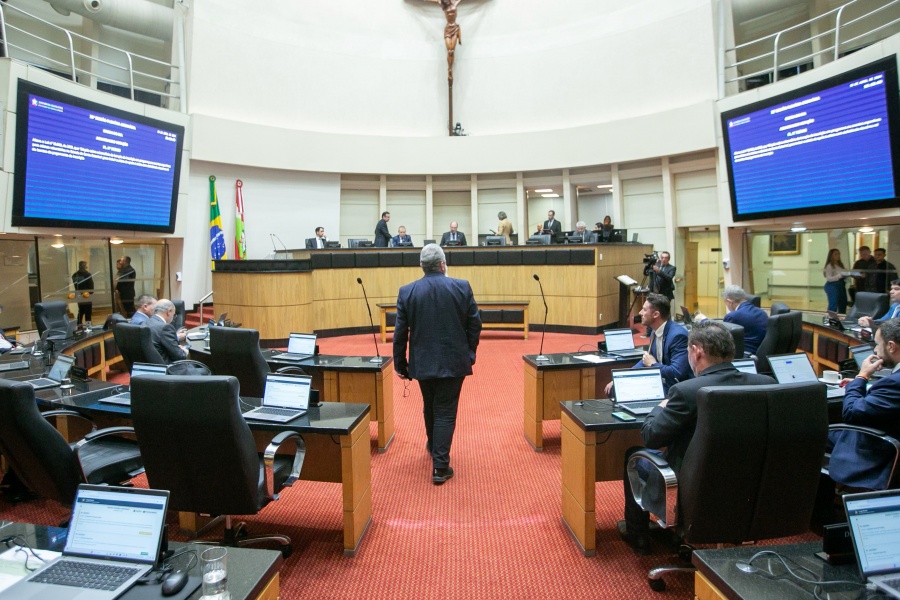 Deputados repudiam concessão de título de cidadão catarinense para ex-presidente Bolsonaro.