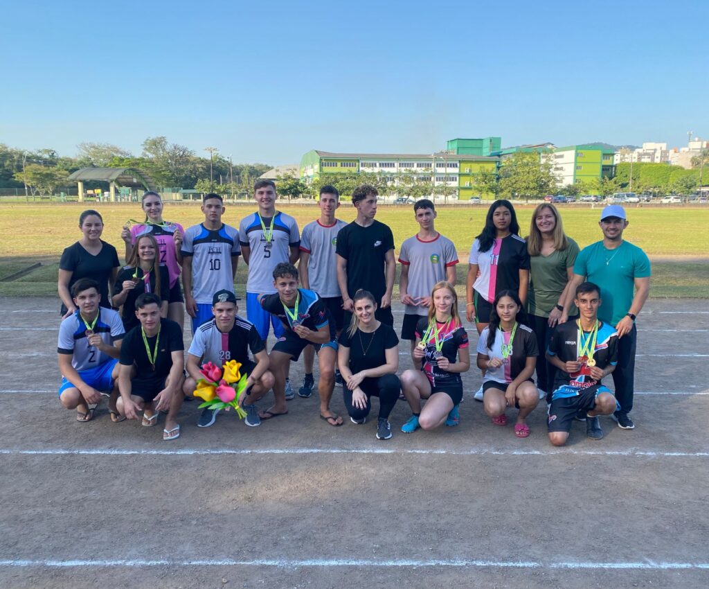 Alisson Gabriel 3 lugar no Dardo e Érica 3 lugar no salto triplo, ambos alunos da EEB Antônio Blaskowski.