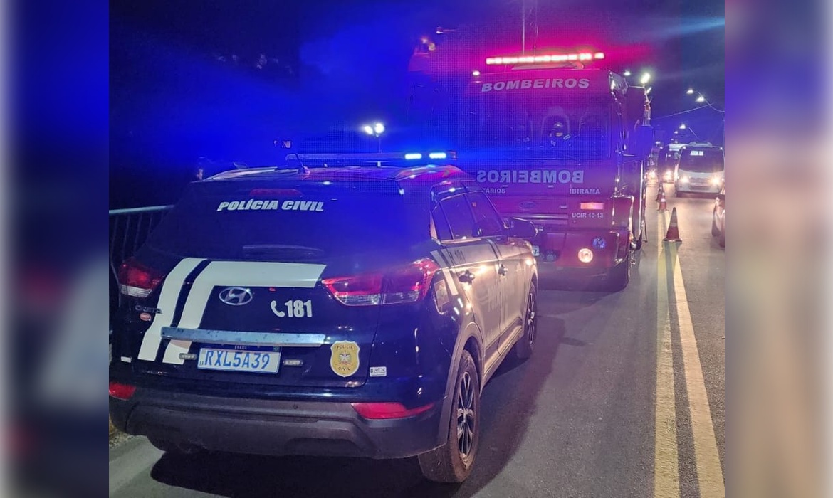 Dupla foge da PM em Ibirama e lança objeto no rio Hercílio; bombeiros fazem buscas, mas item não é encontrado