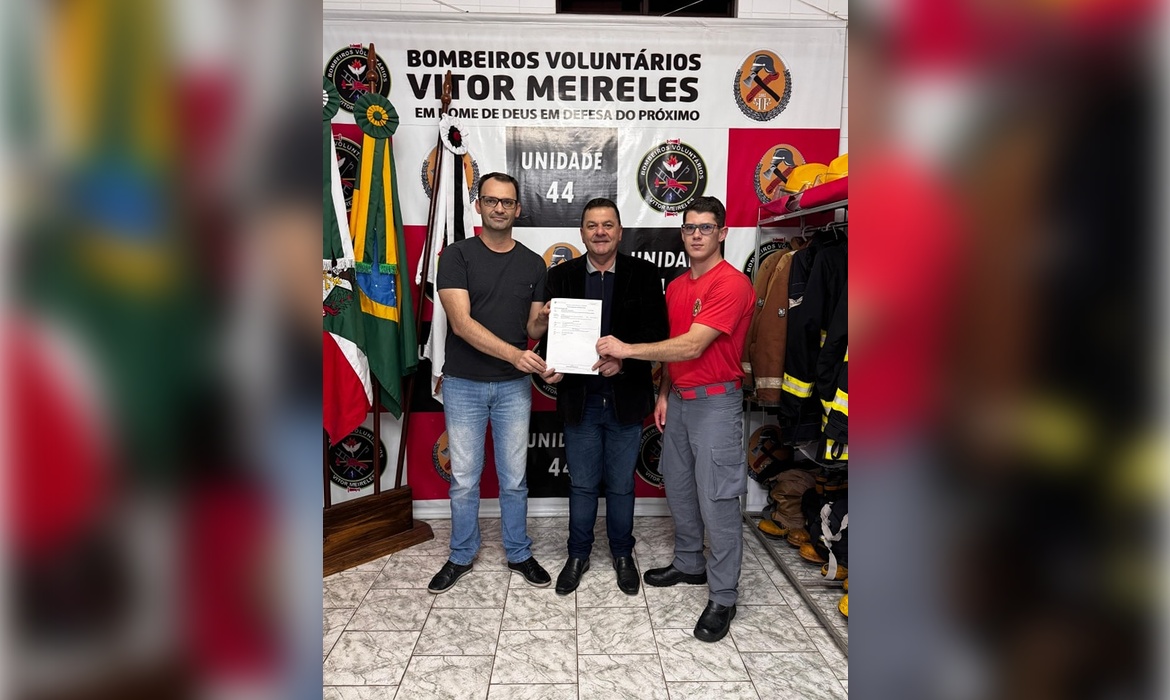Bombeiros de Vitor Meireles recebem R$ 250 mil para nova viatura 4x4; recurso vem de emenda do deputado Maurício Eskudlark.