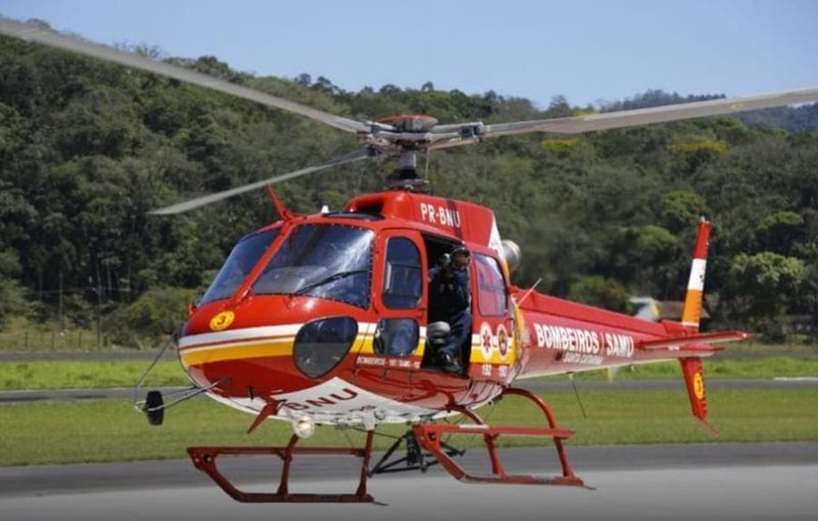 Helicóptero Arcanjo 03 dos bombeiros se prepara para voltar à base de Blumenau