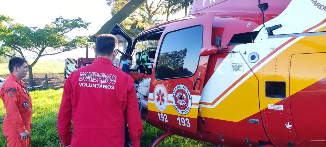 bombeiros de Vitor Meireles atendem homem ferido após queda de altura