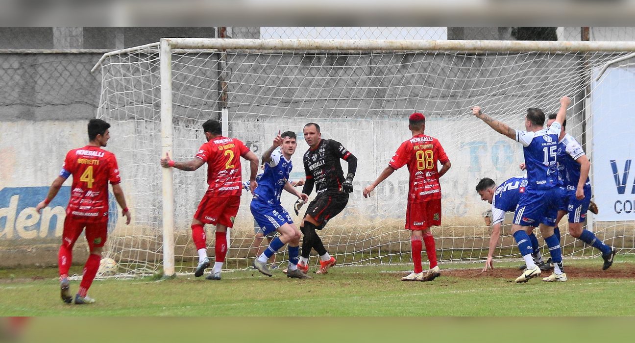 Jogadores do Cruzeiro de Presidente Getúlio comemoram classificação direta às quartas da Liga Riosulense.