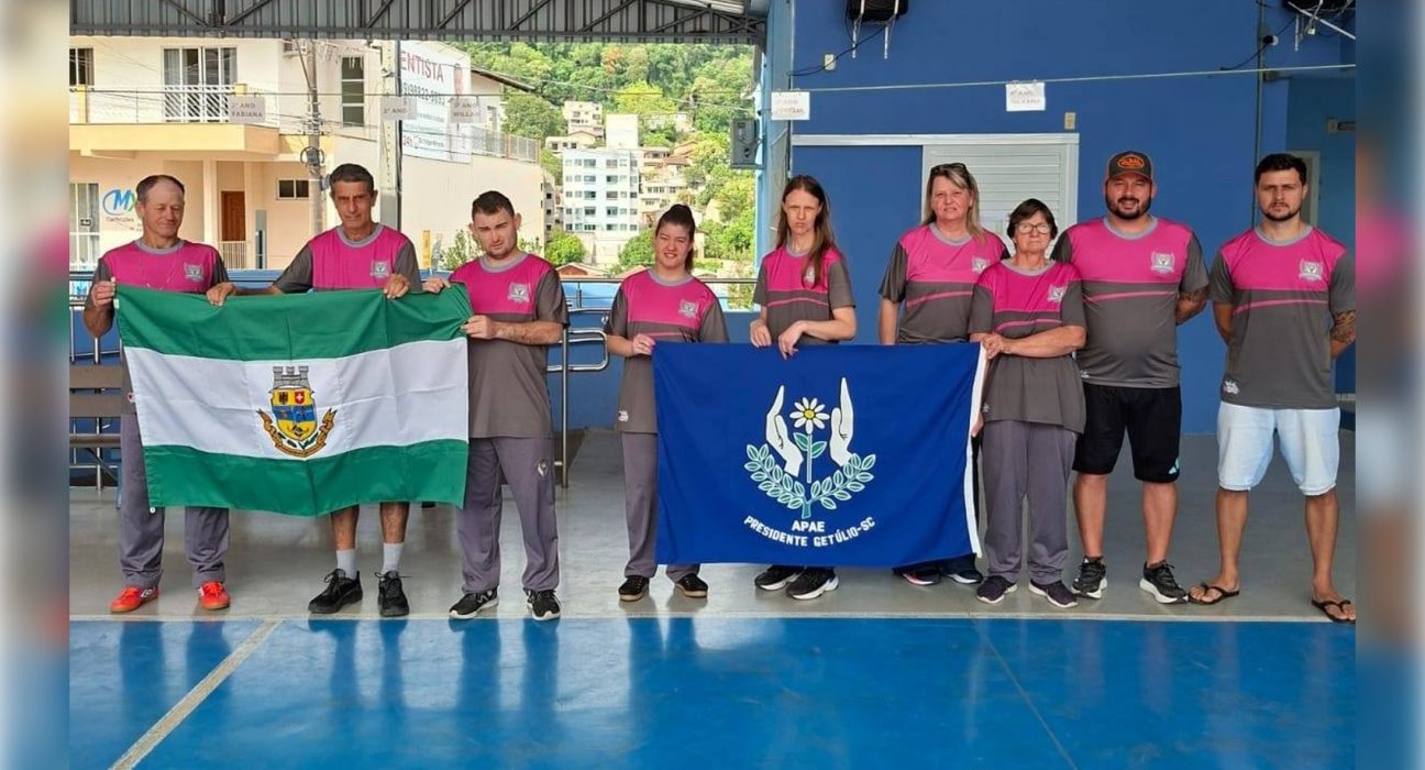 Atletas da APAE de Presidente Getúlio com medalhas em torneio de Bocha