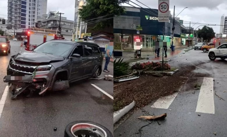 Carro capotado após acidente em Balneário Camboriú durante socorro a bebê engasgado.
