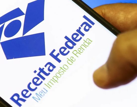 Contribuintes acessando site da Receita Federal para consultar restituição.