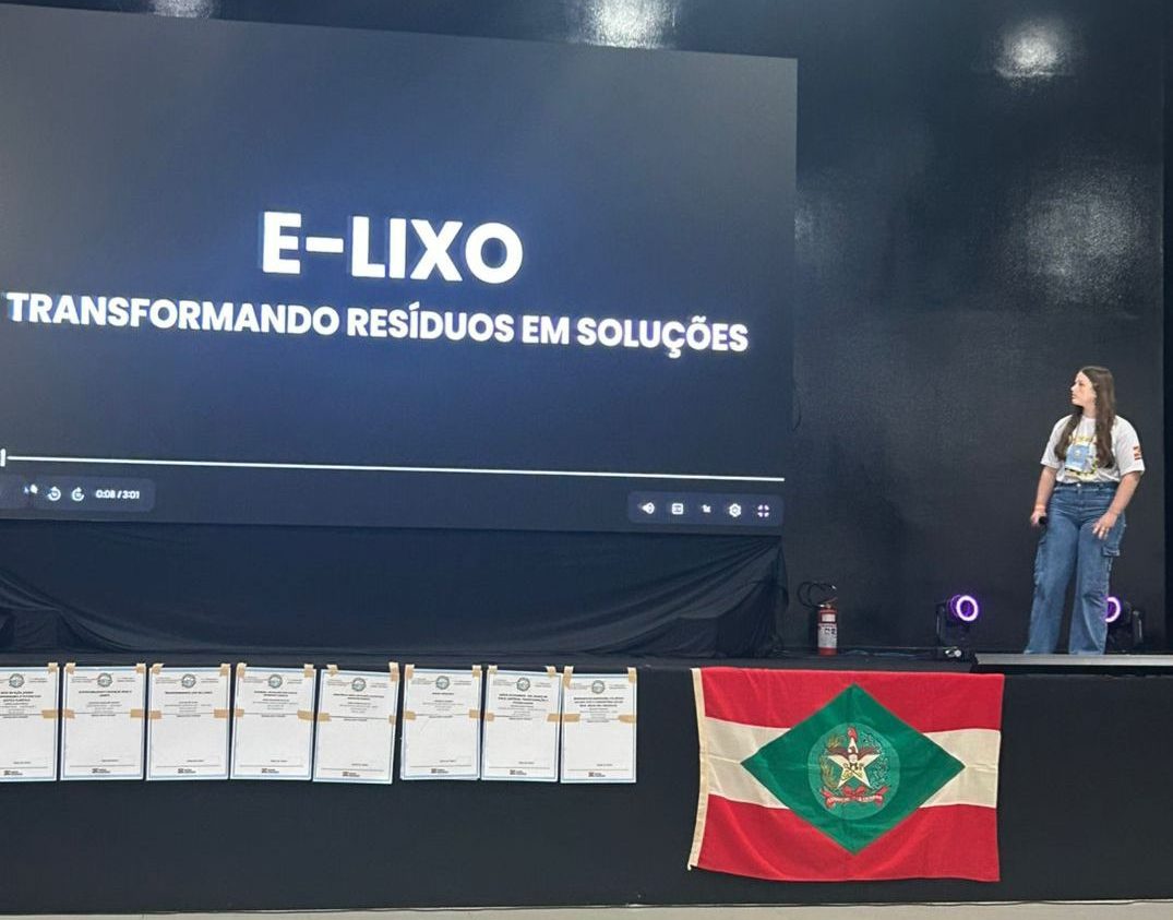 Alunas da EEB José Clemente Pereira apresentam projeto sobre resíduos eletrônicos.