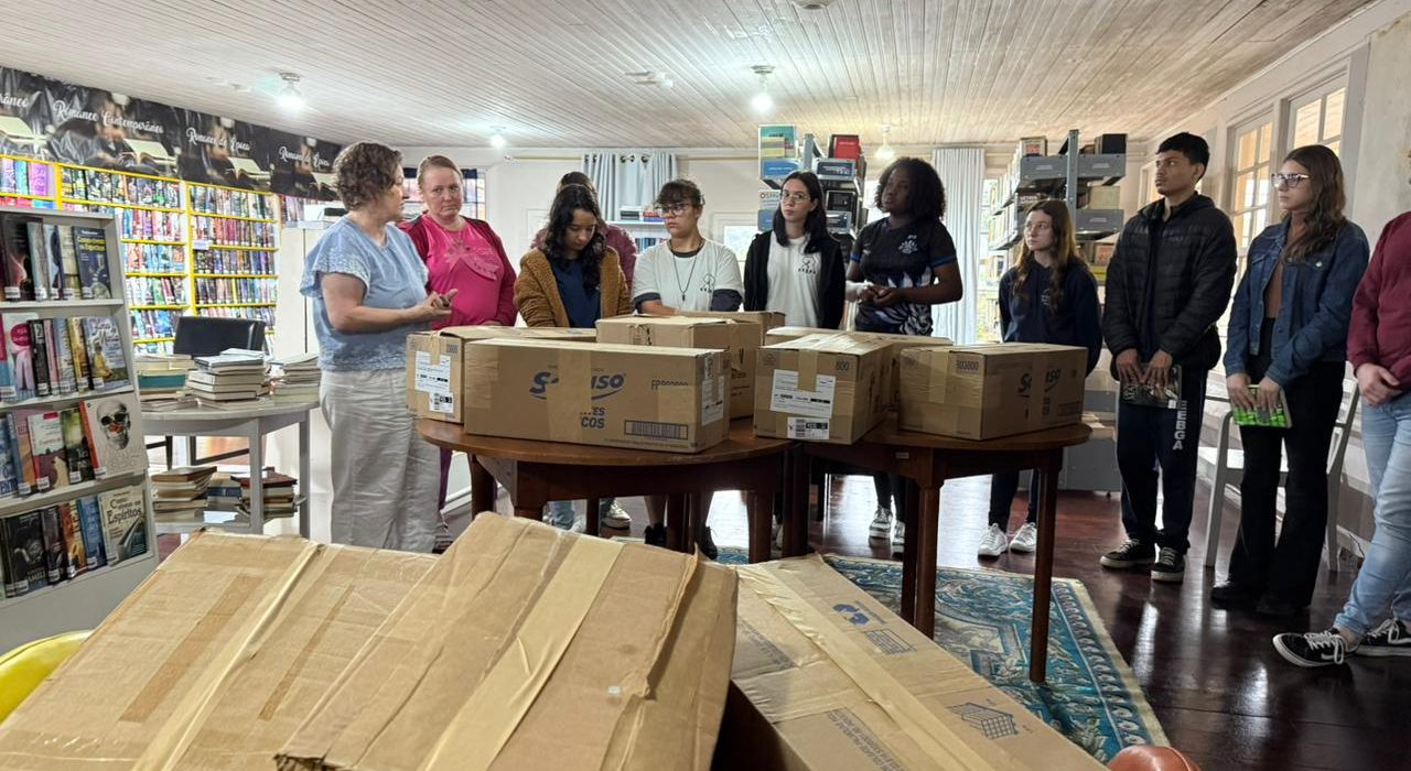 Autoridades e alunos participam da entrega do novo acervo da Biblioteca Municipal de Ibirama.