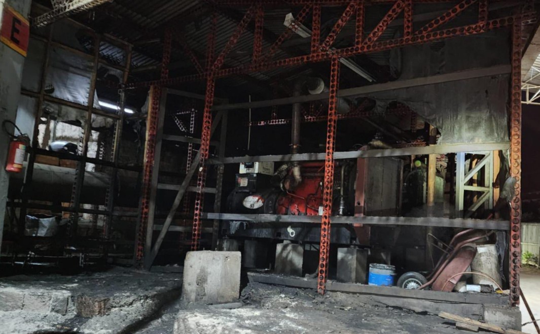 Brigada de incêndio controla princípio de fogo em indústria madeireira de Ibirama.