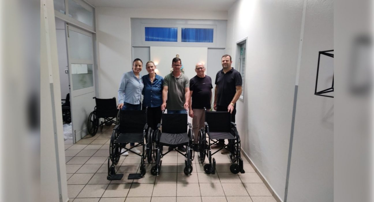 Empresário doa cadeiras de rodas para o Hospital Mateus Caled Padoin em Witmarsum.
