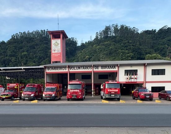 Bombeiros Voluntários de Ibirama participam do programa Você Decide para modernizar caminhão de combate a incêndios.