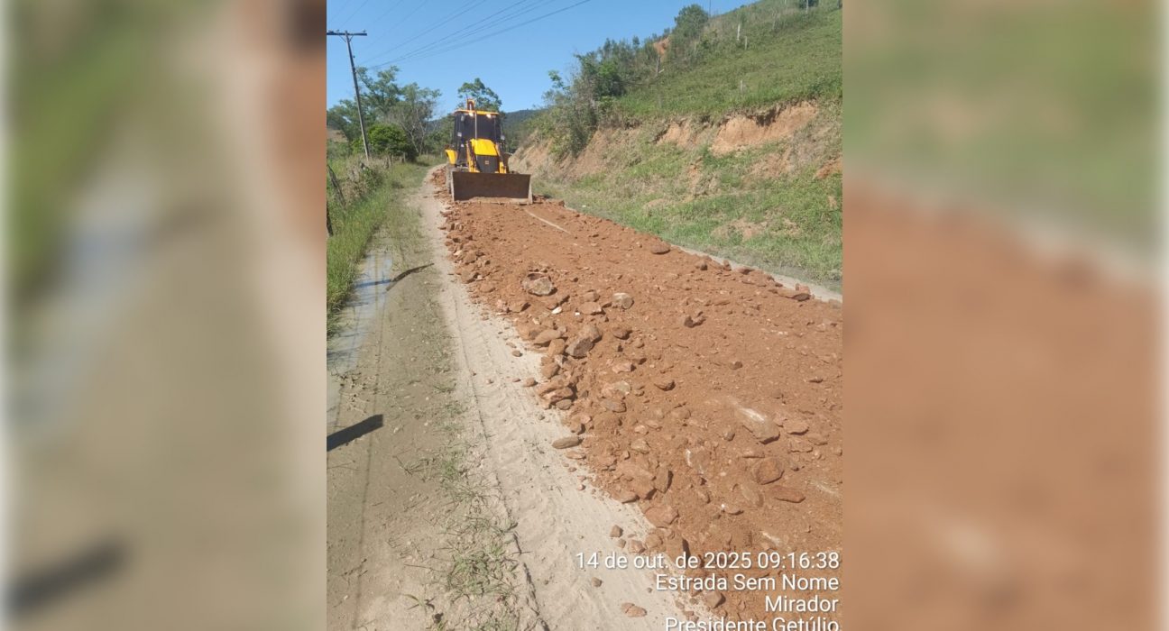 Máquinas da Prefeitura trabalham na recuperação de estrada rural em Presidente Getúlio