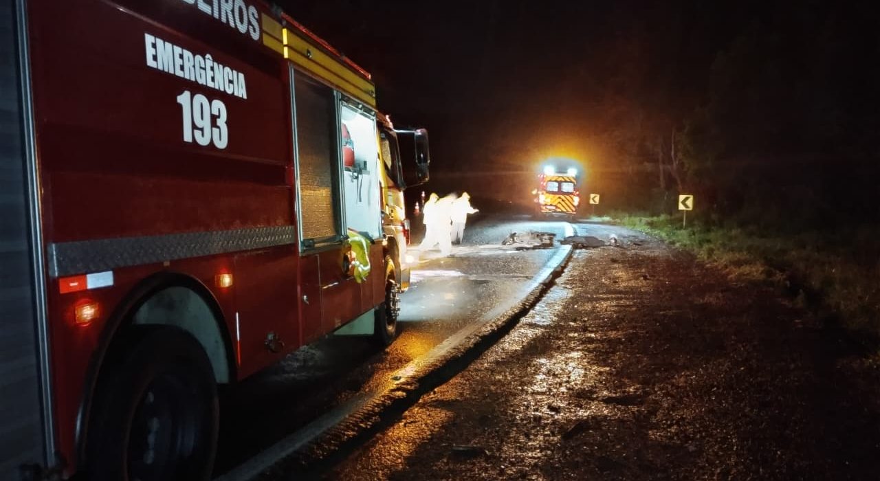 Bombeiros atendem acidente fatal entre moto e caminhão em Trombudo Central