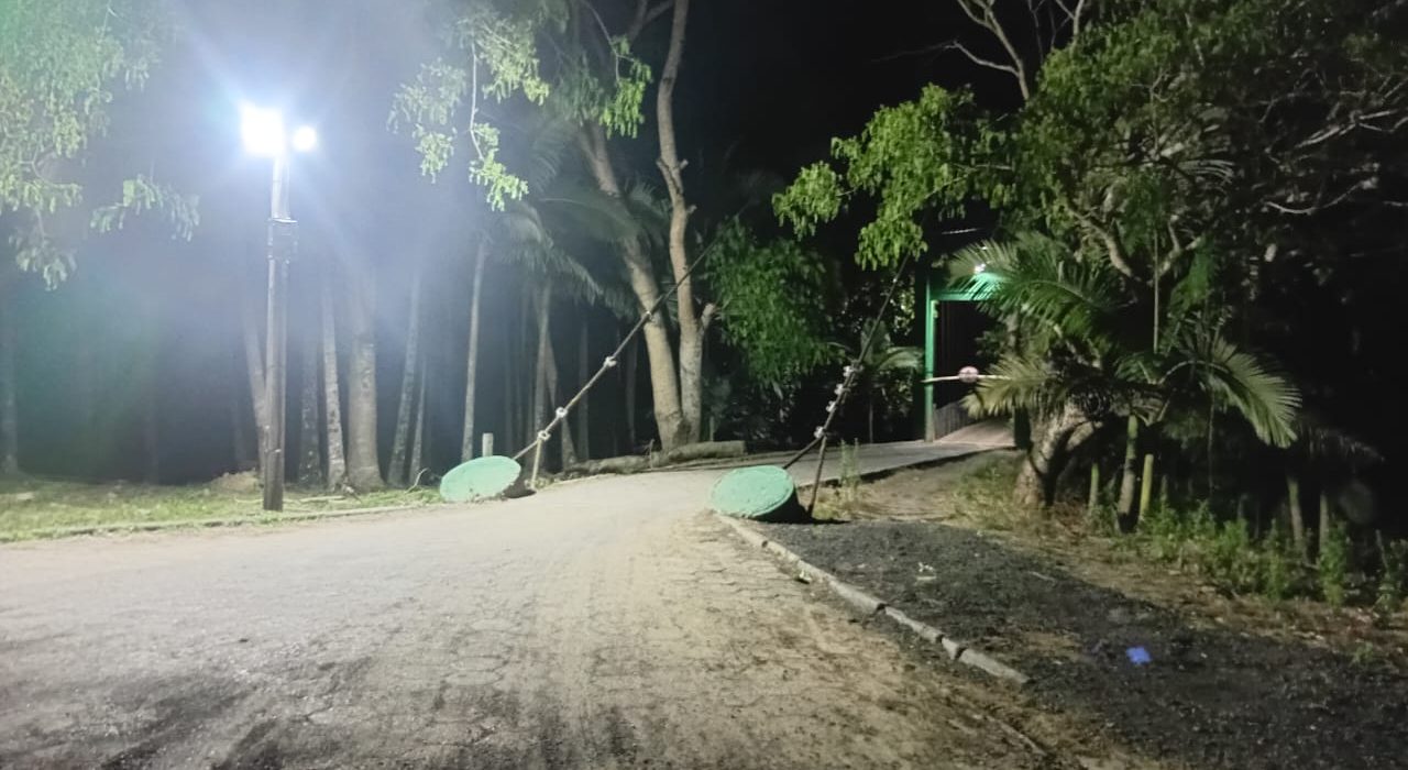 Ponte pênsil iluminada entre os bairros Pinheiro e Dalbérgia em Ibirama