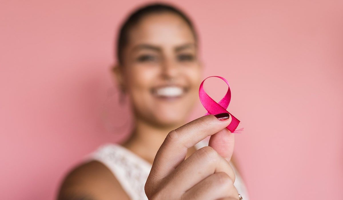 Jovem em consulta médica para exames de prevenção ao câncer.