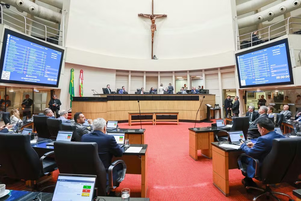 Plenário da Assembleia Legislativa de Santa Catarina durante sessão de votação.