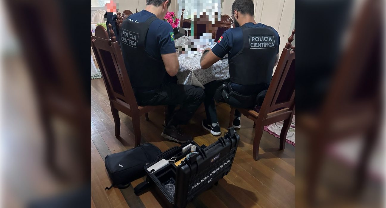 Agentes do GAECO durante uma operação policial em Santa Catarina.