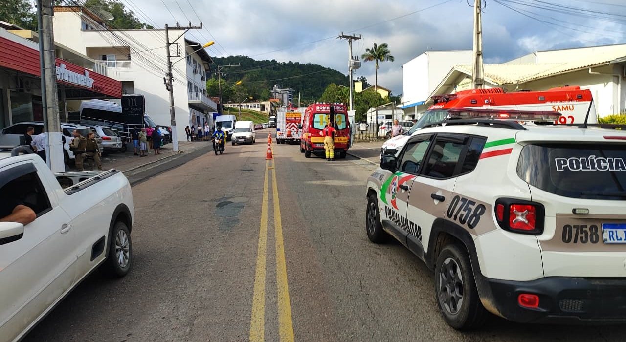 Equipes de emergência atendendo ocorrência de colisão entre carro e moto em Ibirama.