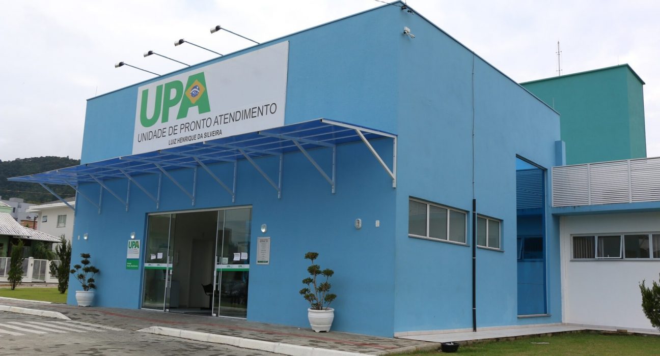 Fachada da UPA 24h de Rio do Sul com movimento de pessoas.