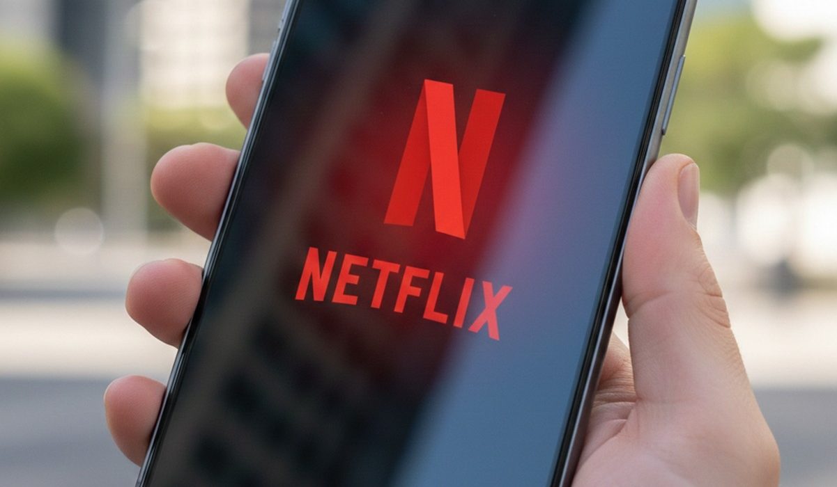 Logotipo da Netflix exibido na tela de um celular.